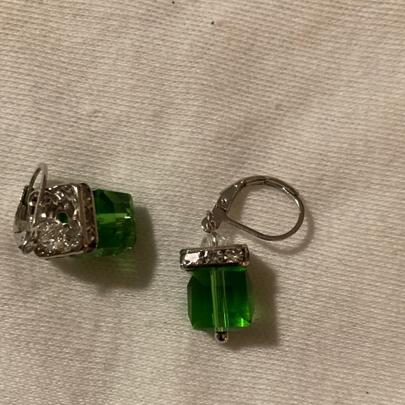 Elegant Green Drop Earrings - Picture 3 of 3